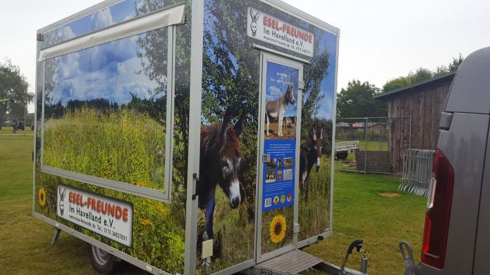 Eselfreunde - mobiler Spendenshop. Er fügt sich überall harmonisch in die Landschaft ein. Eselfreunde - mobiler Spendenshop. Er fügt sich überall harmonisch in die Landschaft ein.
