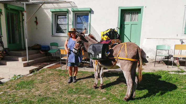 Christine Möller und Esel Sandor, bereit zum Weiterwandern.