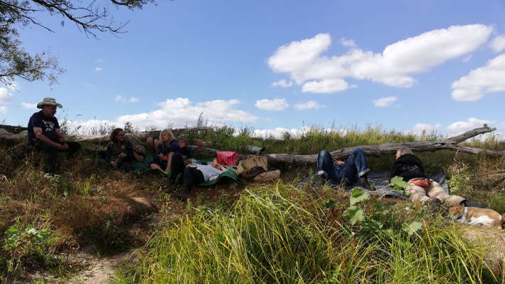 Marschpause in der Septembersonne. Marschpause in der Septembersonne.