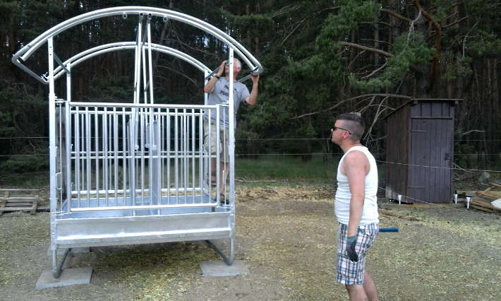 Lutz beim Aufbau der Futterraufe. Lutz beim Aufbau der Futterraufe.