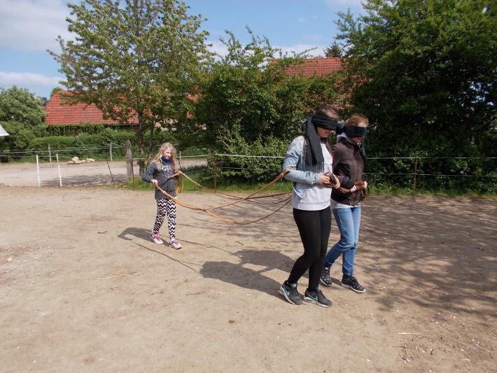 Bella, Vivien und Anna bei Trockenübungen auf dem Platz. Das Blindfahren schult das Einfühlungsvermögen.