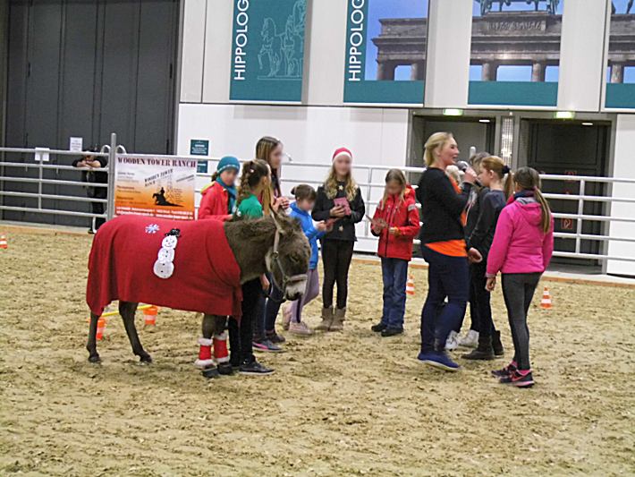 Kinder machen den Eselführerschein auf der Hippologica 2016